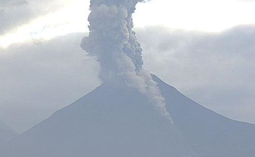 Volcán de Colima emite exhalación de 2 km