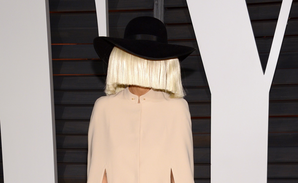 Sia anuncia que ya es abuela a sus 44 años de edad