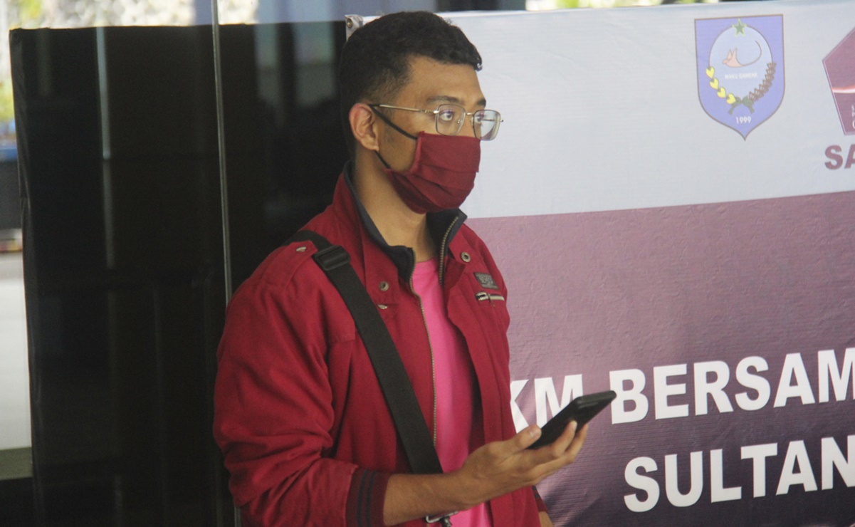 Hombre se disfraza como mujer para tomar vuelo en Indonesia; tenía coronavirus 