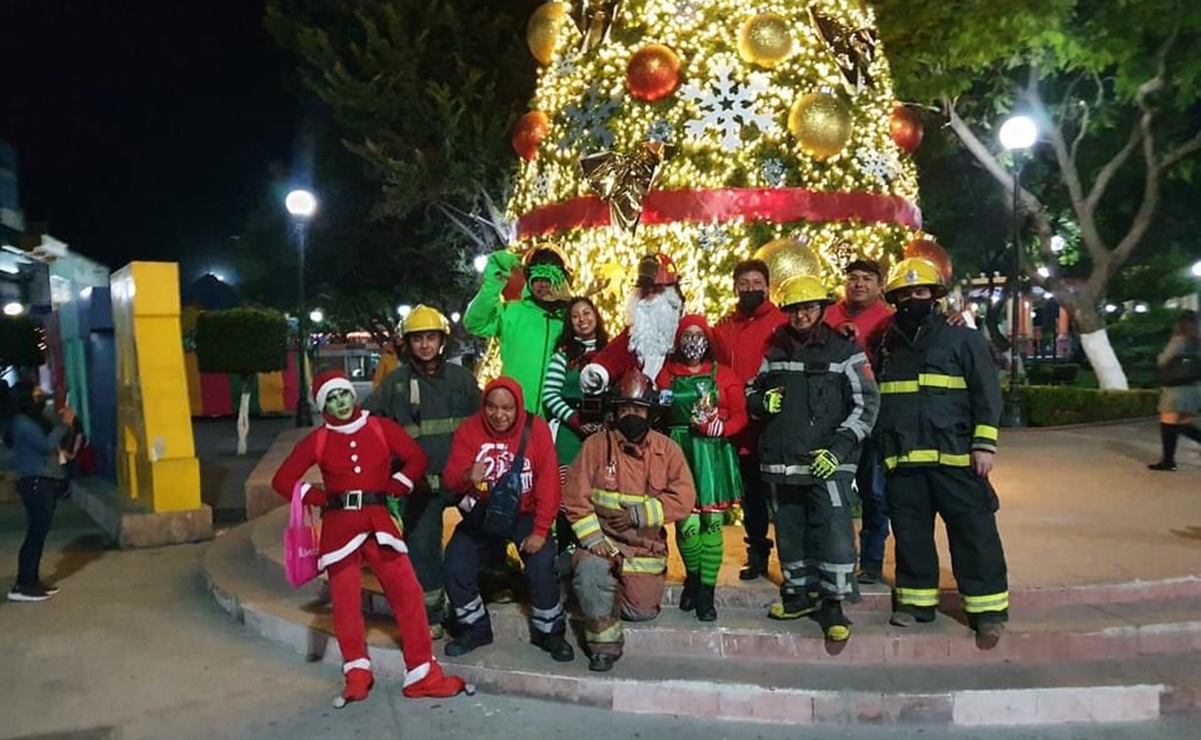 Bomberos se disfrazan de Santa, duendes y el Grinch y reparten aguinaldos en Tula