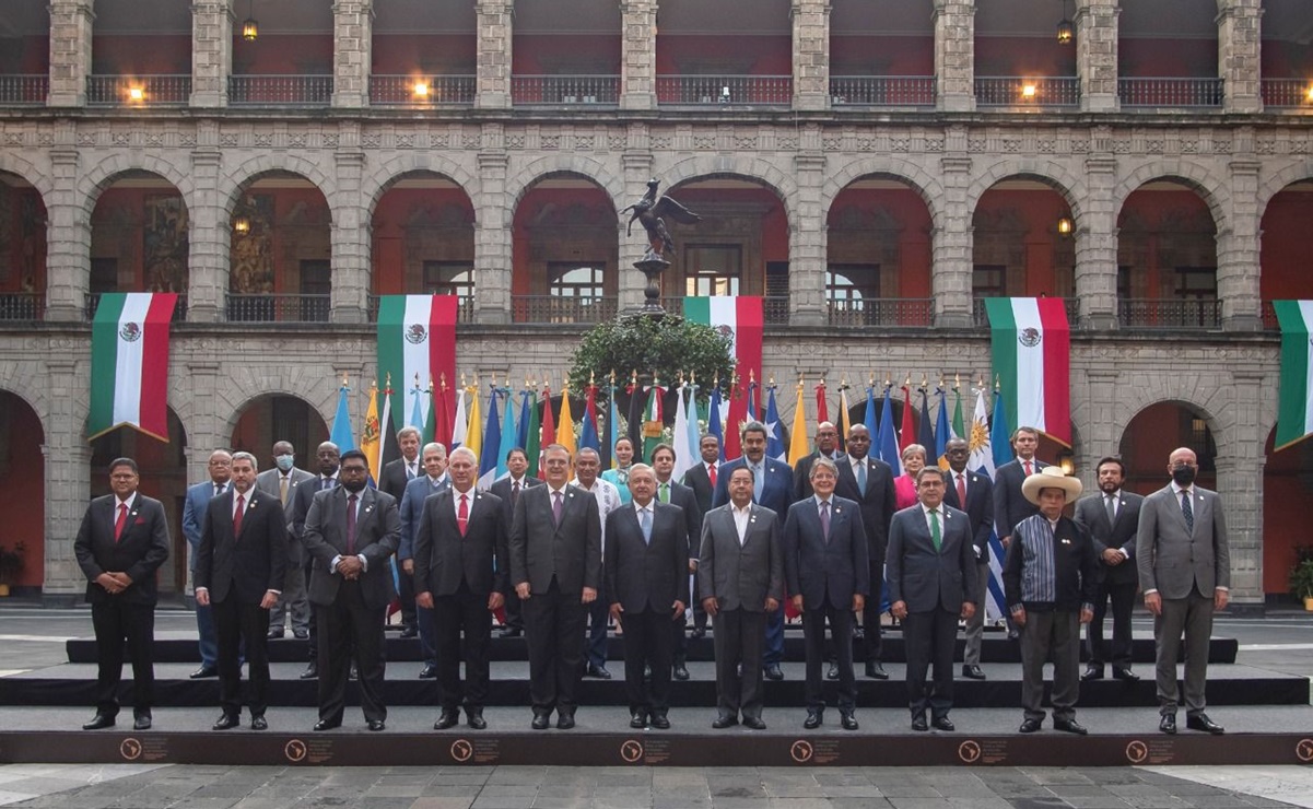 AMLO es flanqueado por Cuba y Bolivia en foto oficial de cumbre de la Celac