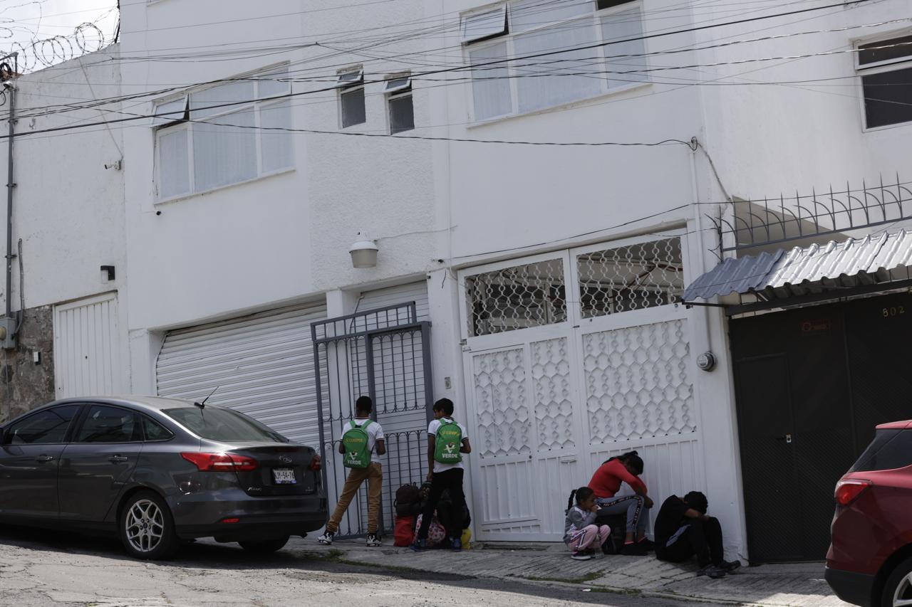 VIDEO Migrantes escaparon de casa de transición en Toluca para evitar la deportación, pero no asaltaron a nadie: vecinos