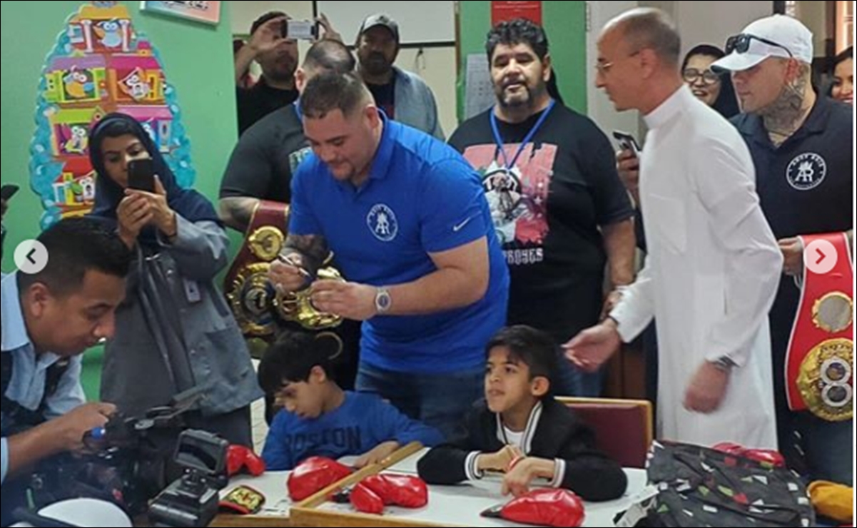 Andy Ruiz regala dulces a niños de Arabia Saudita
