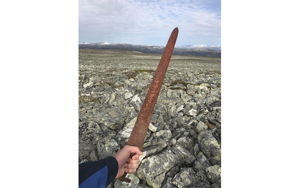 Buscaban renos en Noruega y encuentran espada vikinga milenaria