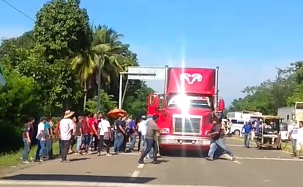 Bloquean diversos puntos de Acapulco para exigir retiro del Ejército en el puerto 