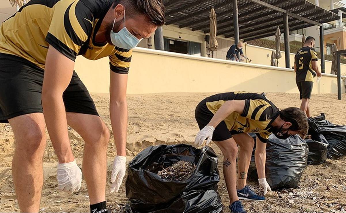 Equipo de la LBM ayuda a limpiar la playa en pretemporada