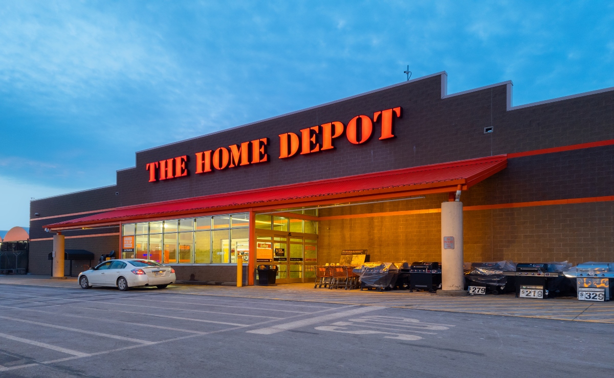 Cajera de Home Depot lanza polémico comentario sobre Trump y la despiden. VIRAL