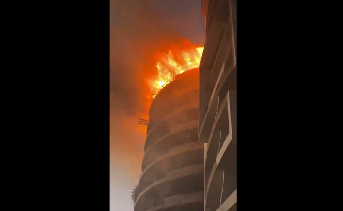 Mazatlán: se incendia edificio en Playa Brujas