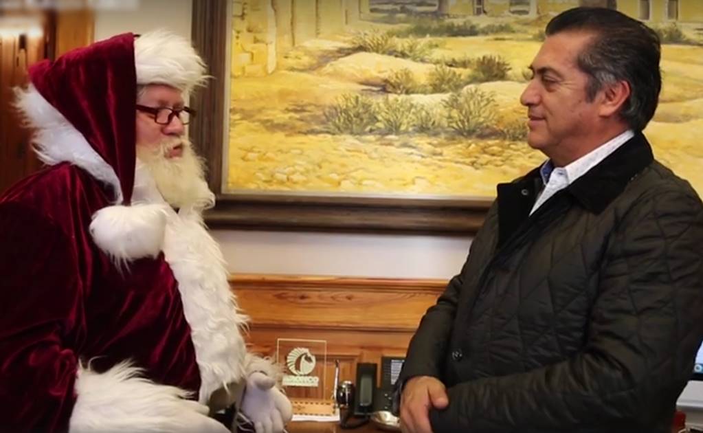 A horas de la Navidad, Santa Claus visita a 'El Bronco'