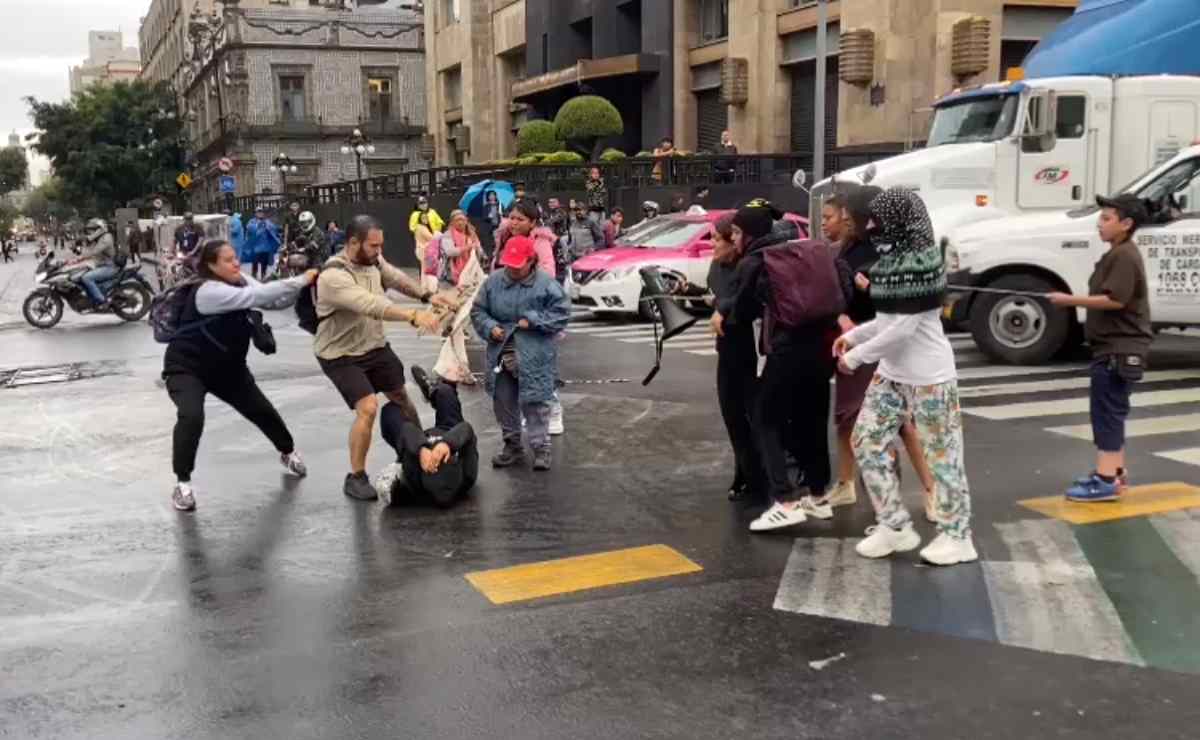 VIDEO: En plena manifestación contra la violencia hacia las mujeres, sujeto golpea a feminista en Eje Central 