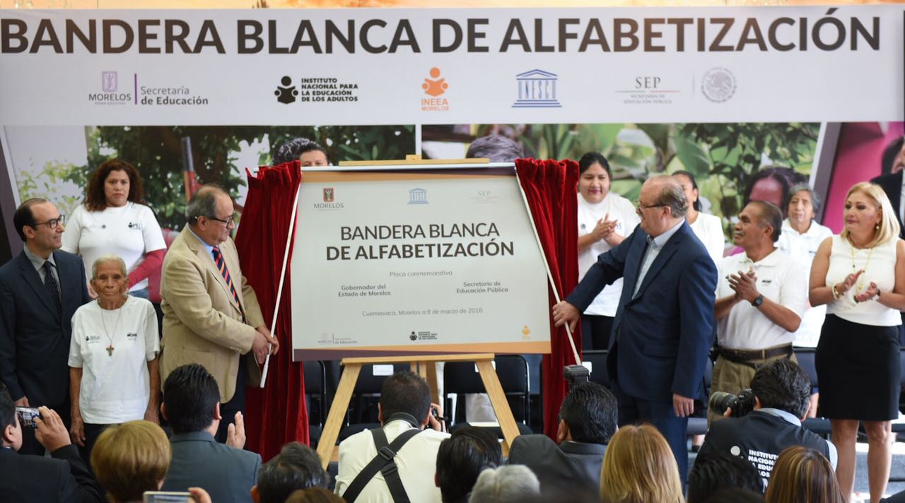 Morelos iza la bandera blanca de la alfabetización