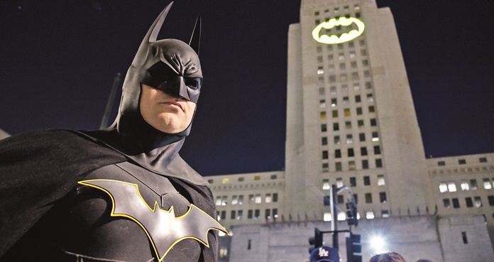 Festejan a Batman con vuelo de murciélagos sobre puente de Austin