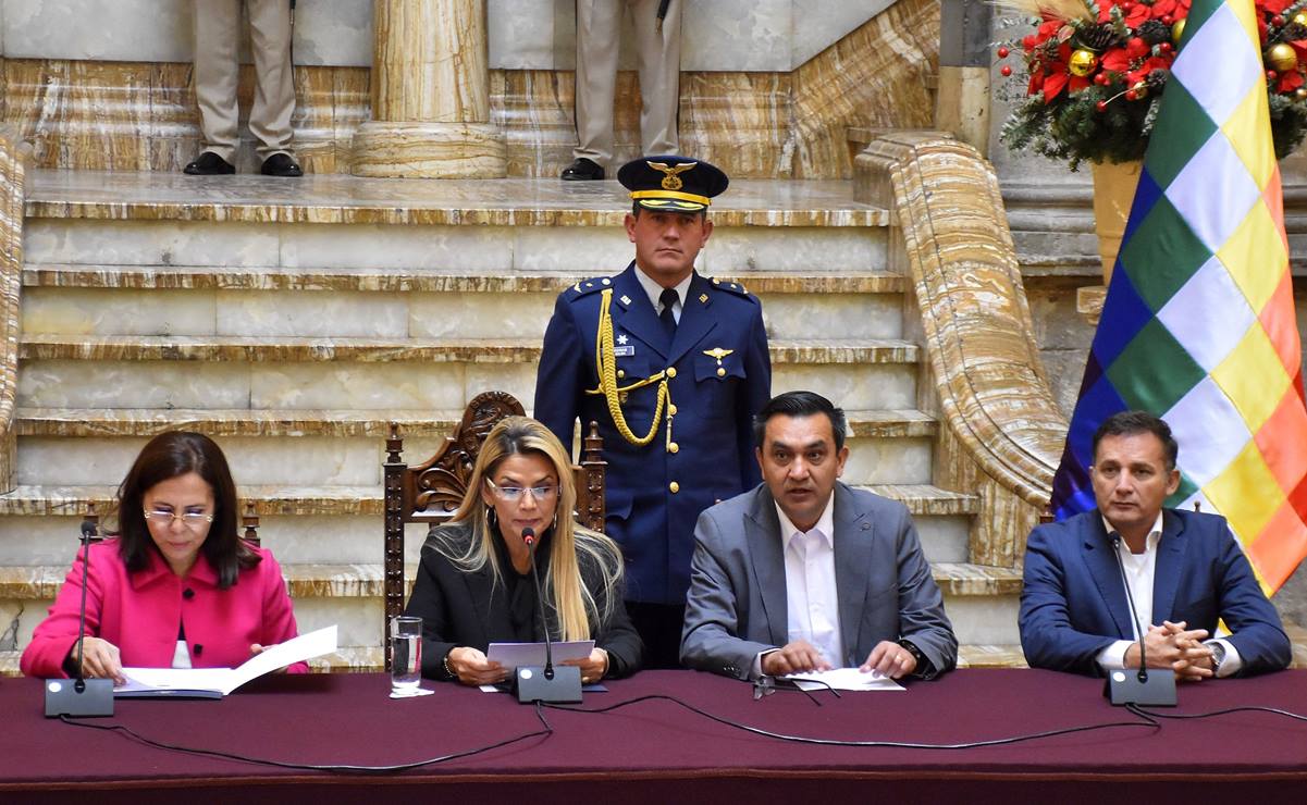 España responde a Bolivia con expulsión de funcionarios bolivianos