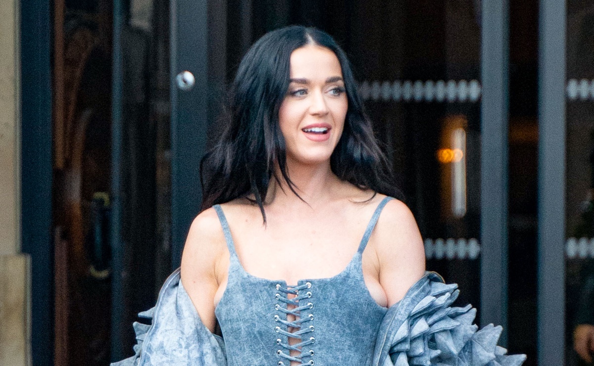 Al estilo Britney Spears, Katy Perry se luce con look de mezclilla en París