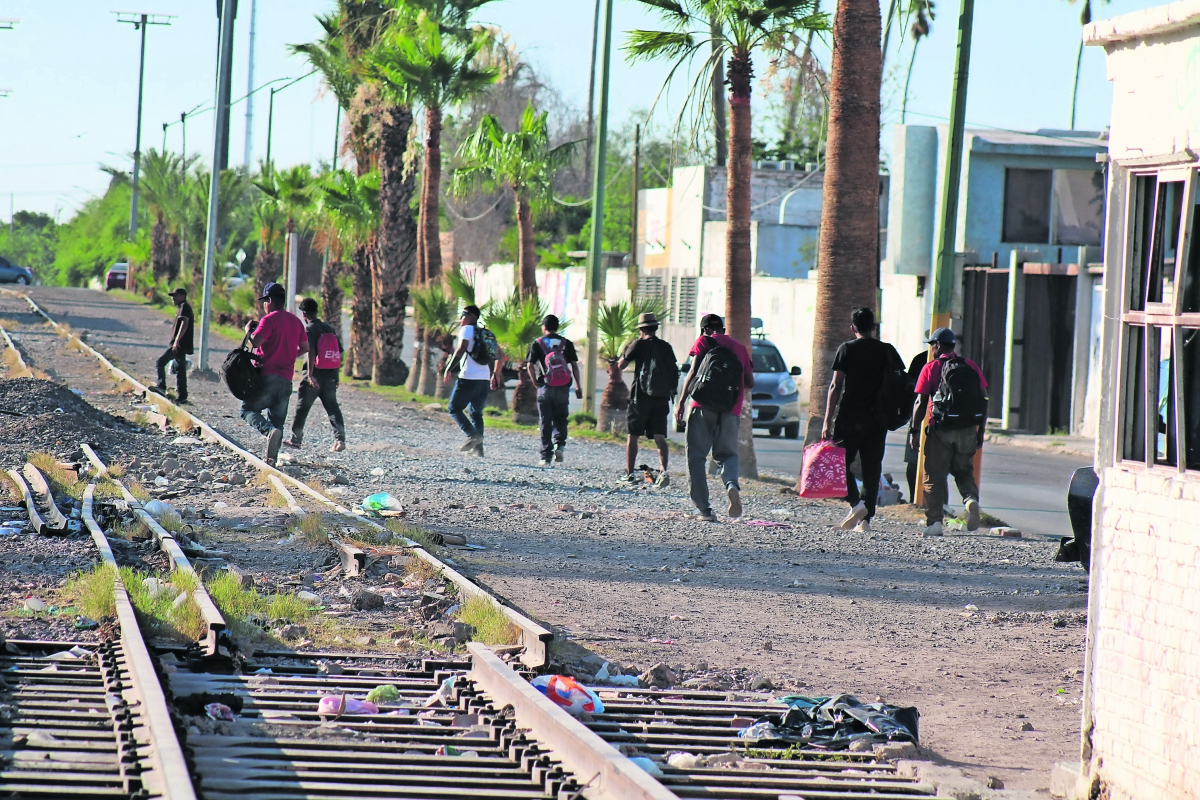 Migrantes, varados por miedo a que los dejen en el desierto