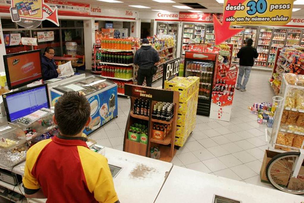 Mexicanos gastan más en Oxxo; salida de Heineken dispara ganancias de Femsa