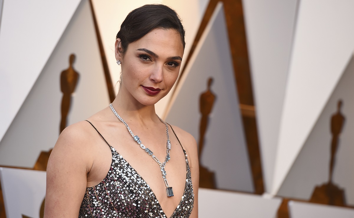 Gal Gadot deslumbra con minivestido blanco en Instagram 