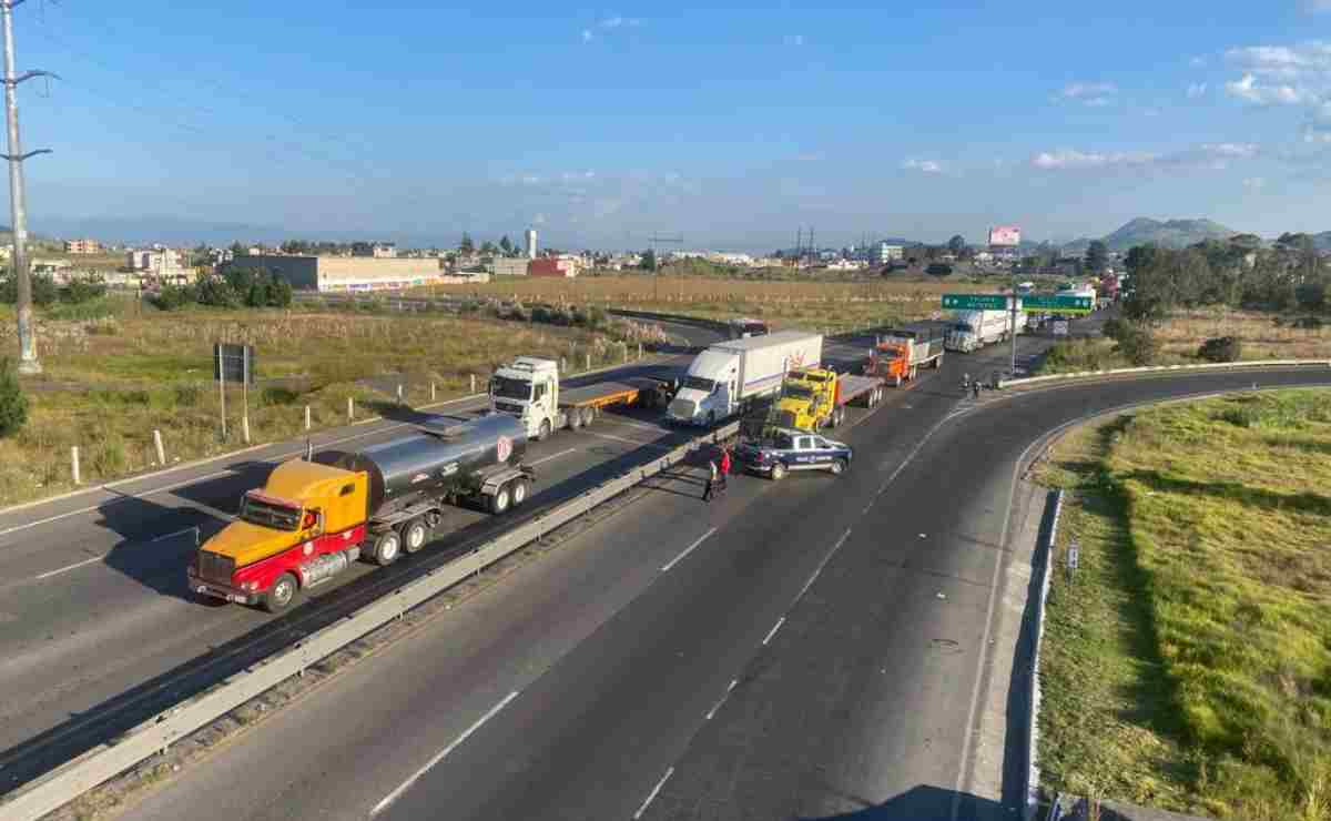 Bloquean por 7 horas carretera Circuito Bicentenario por suministro de agua