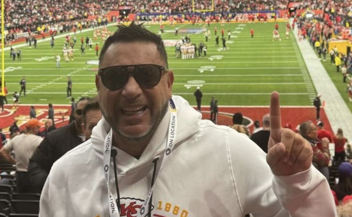 Antonio Mohamed, extécnico de Pumas, presume foto en el Super Bowl LVIII