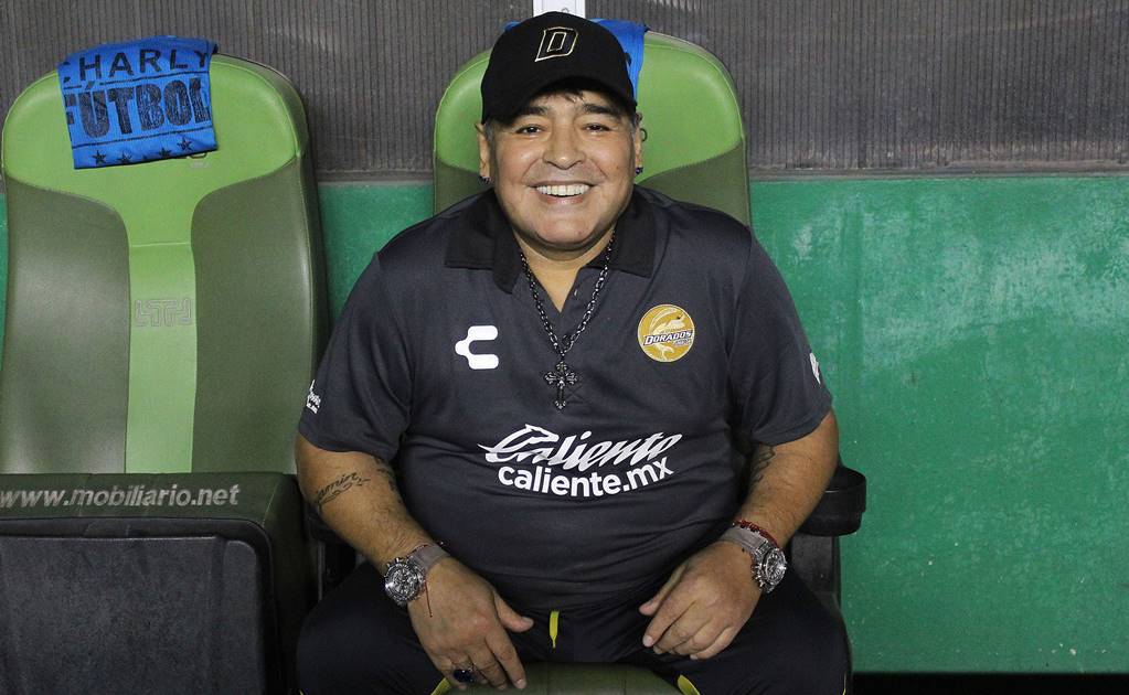 Rivales hacen fila para foto con Maradona
