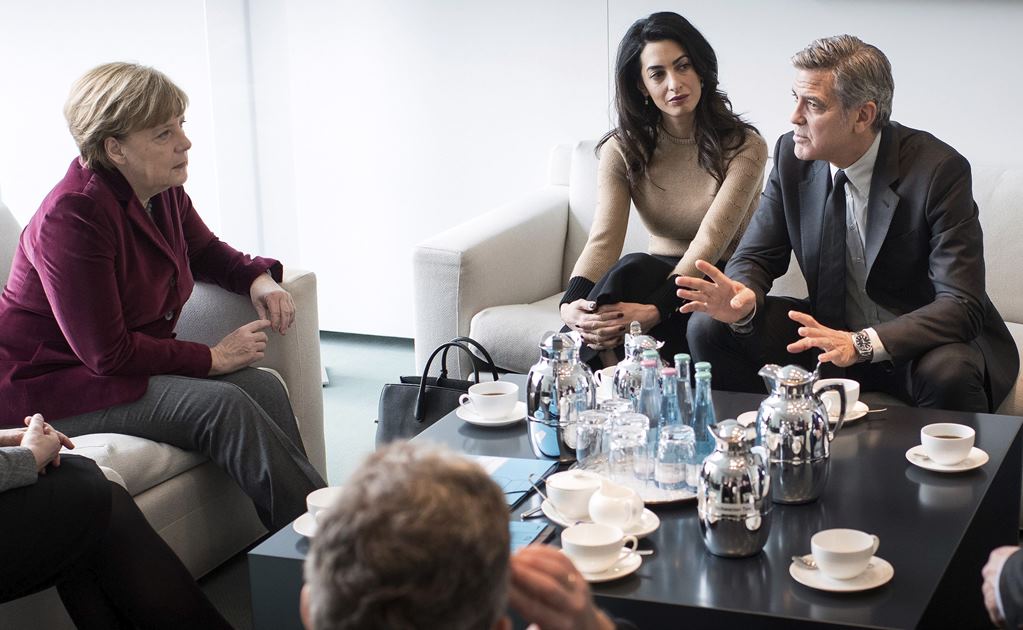Merkel habla con Clooney y Amal sobre refugiados