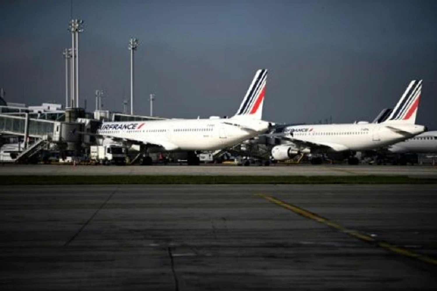 Azafato de Air France gana batalla legal por discriminación: podrá llevar trenzas afro