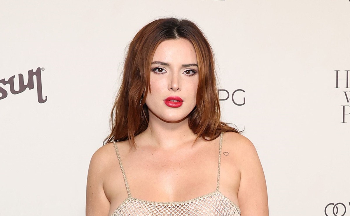 Bella Thorne lo deja ver casi todo con vestido nude extremadamente transparente en Milán