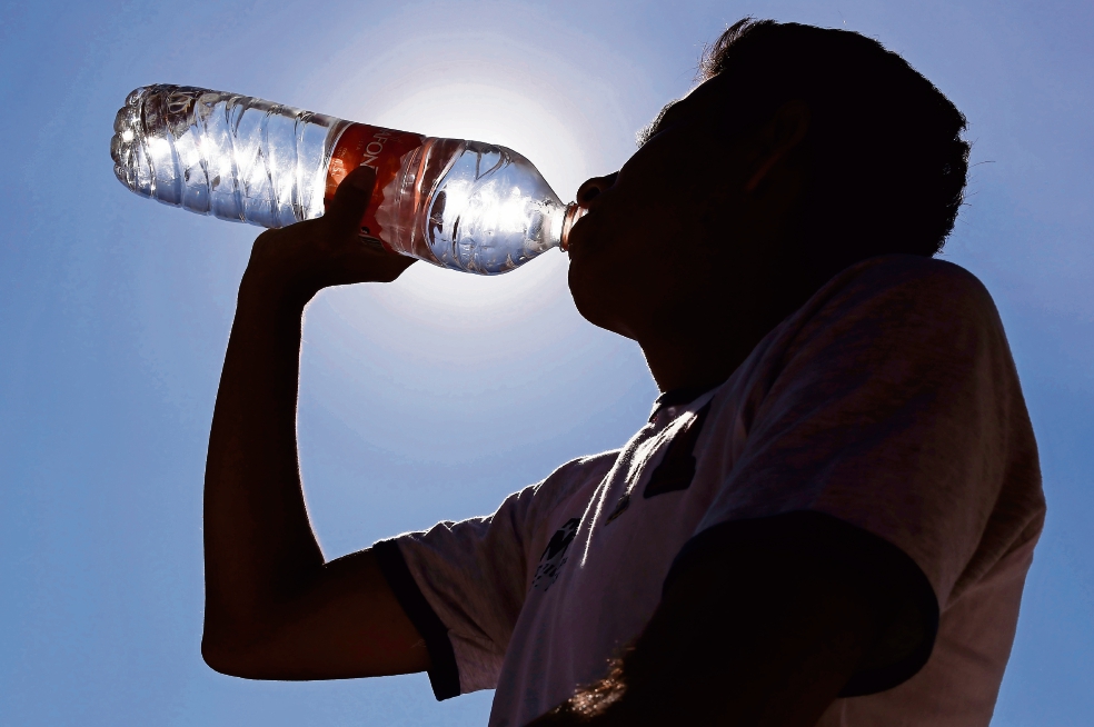Ola de calor: Consumo de agua embotellada incrementa la contaminación