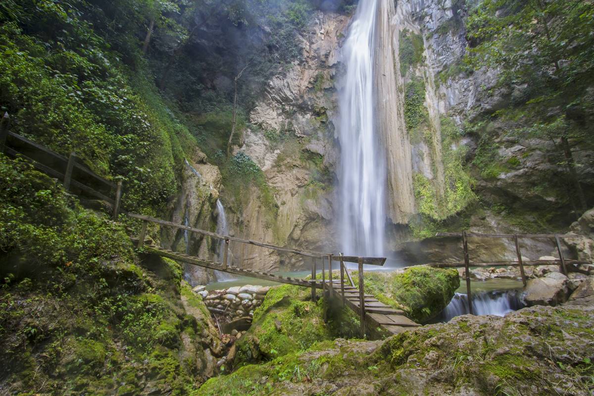Visita las cascadas de Aconco y un Pueblo Mágico durante este tour