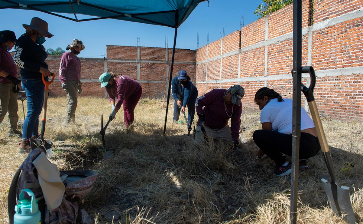 "Todos celebrando el Cervantino y nosotras desenterrando cuerpos": la otra cara que se vive en Guanajuato