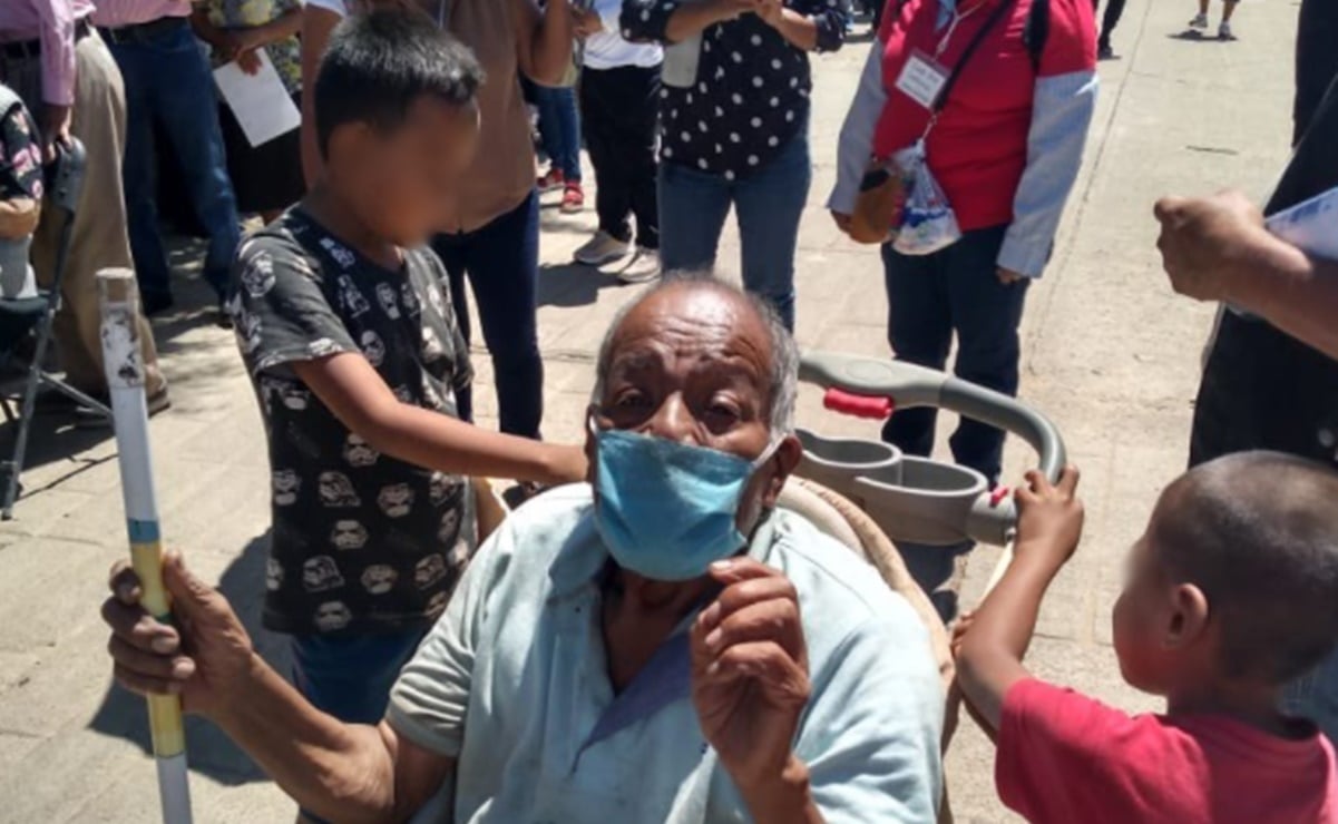Niños de Oaxaca enternecen las redes al llevar a vacunar a su abuelo en una carreola para bebé 