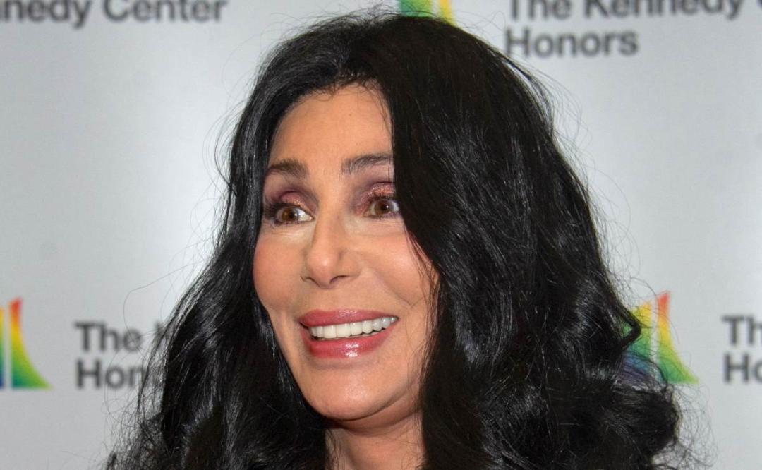 Cher presume GIGANTE anillo de diamantes ¿ya se comprometió con su novio?