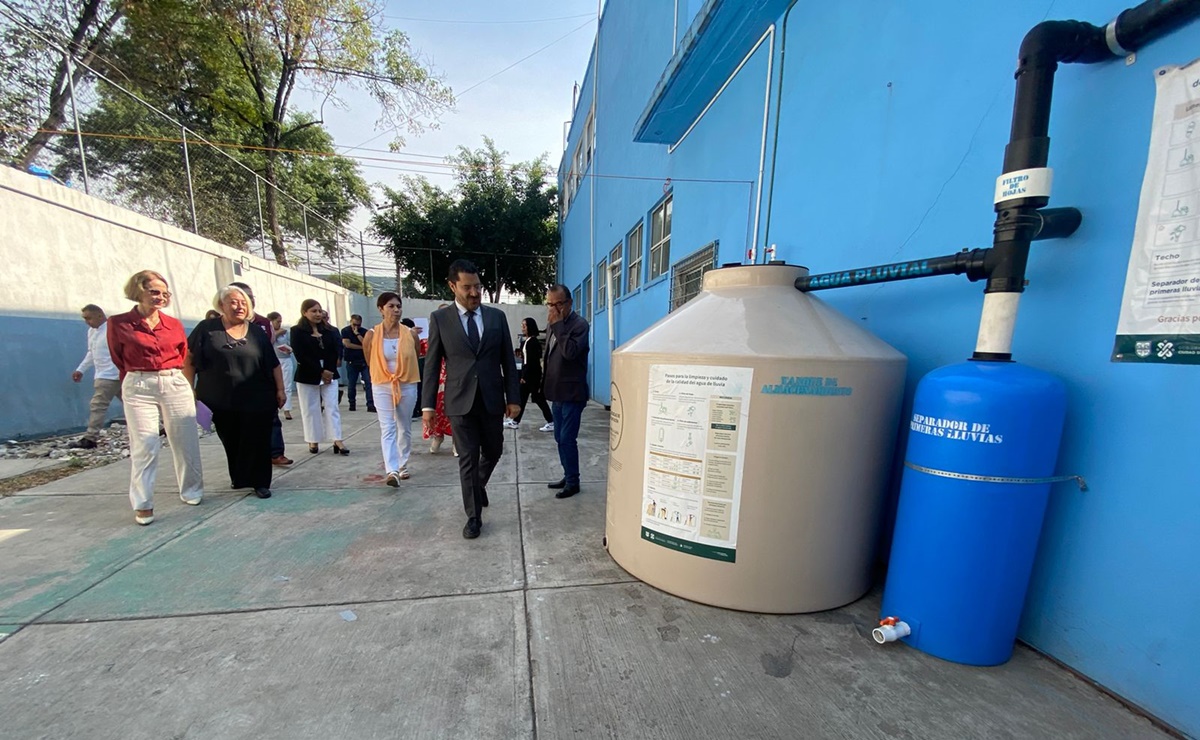 Avance del 99.99% en instalación de sistemas de captación de lluvia en escuelas de CDMX, asegura Batres