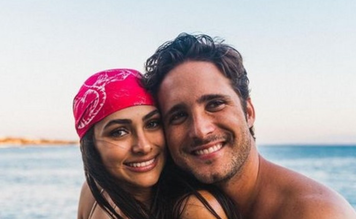 Diego Boneta y Renata Notni en romántico viaje a Disneyland