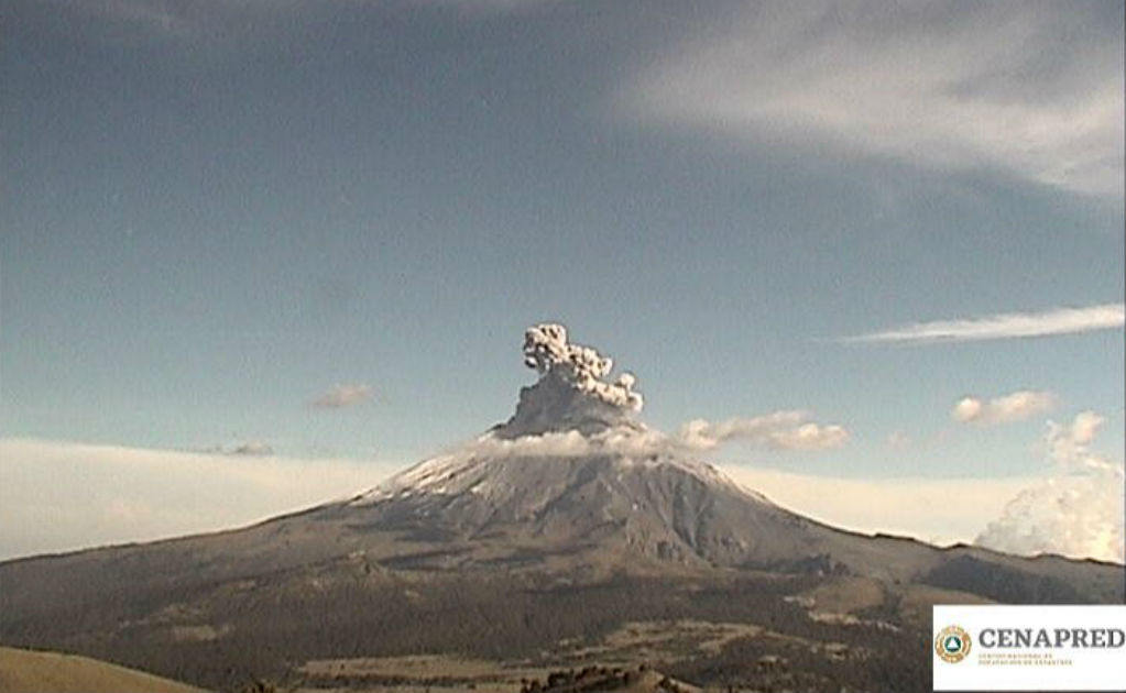 Cae ceniza del volcán Popocatépetl en Xochimilco