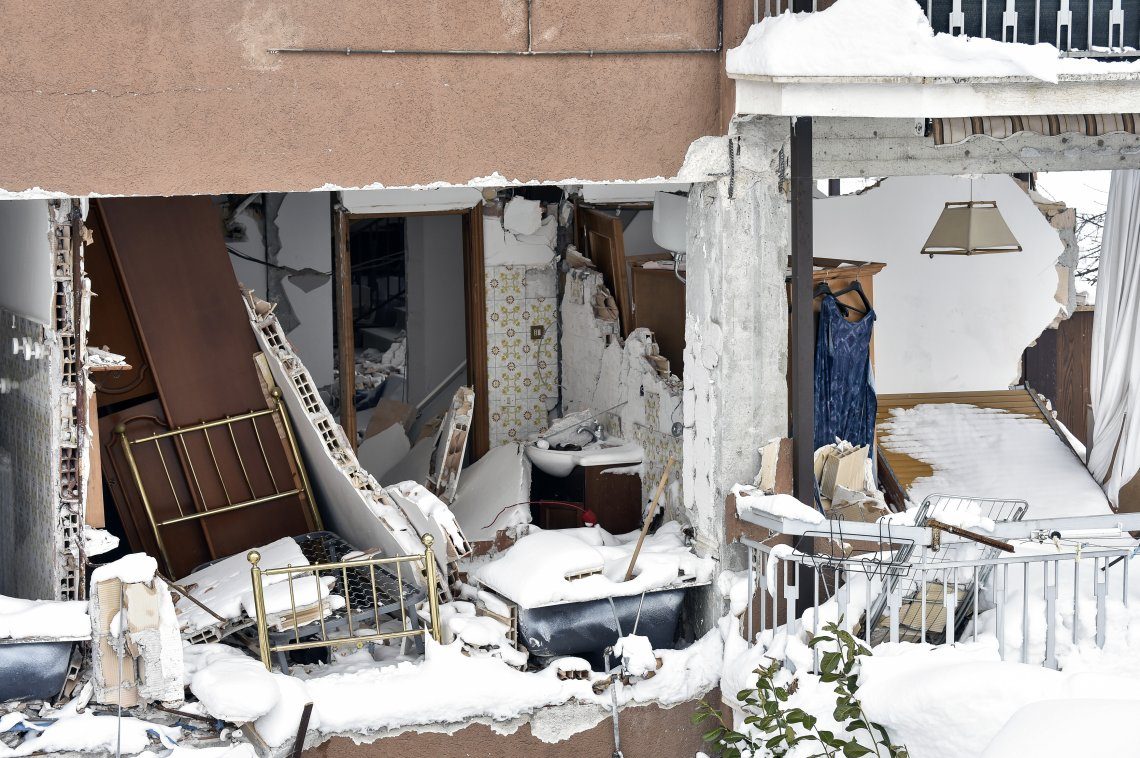 "Alójate" en un departamento destruido por el sismo y ayuda