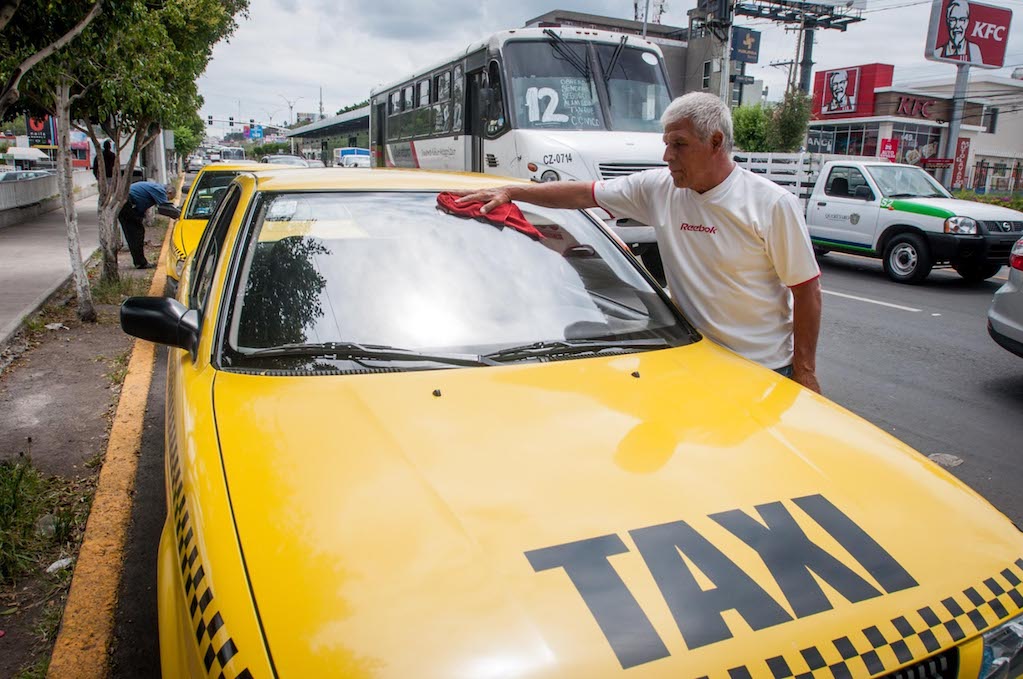 Taxis tradicionales podrán trabajar con plataformas 