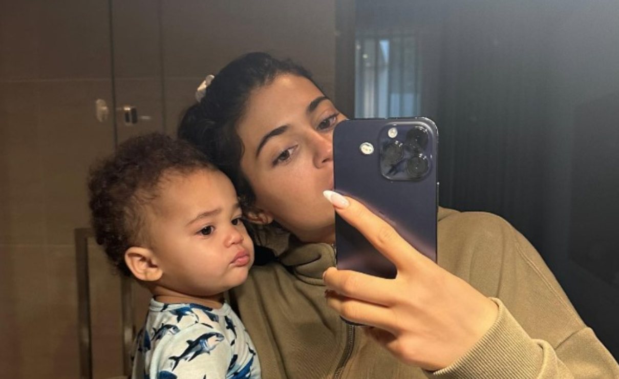 Kylie Jenner te enseña a pronunciar correctamente el nombre de su hijo, Aire