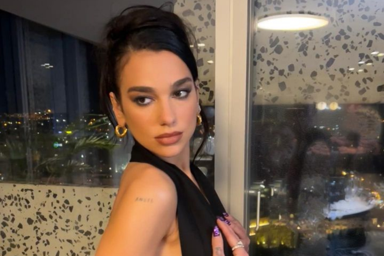 No soportamos el top de cuero con jareta de Dua Lipa, es ardiente