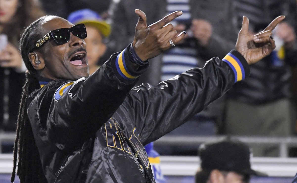 Snoop Dogg engaña a fans; sí dejará el humo... pero no por fumar 
