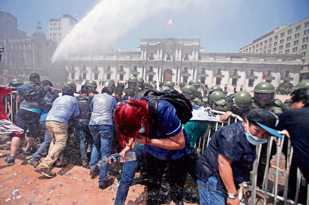 Protesta de empleados en Chile deriva en caos