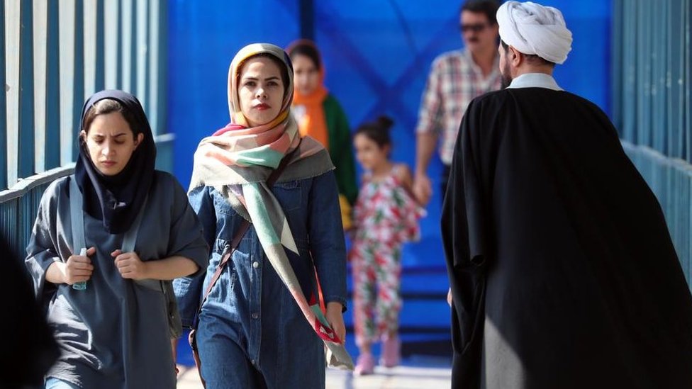 Dan 74 latigazos a mujer en Irán por "ofensas a la moral"