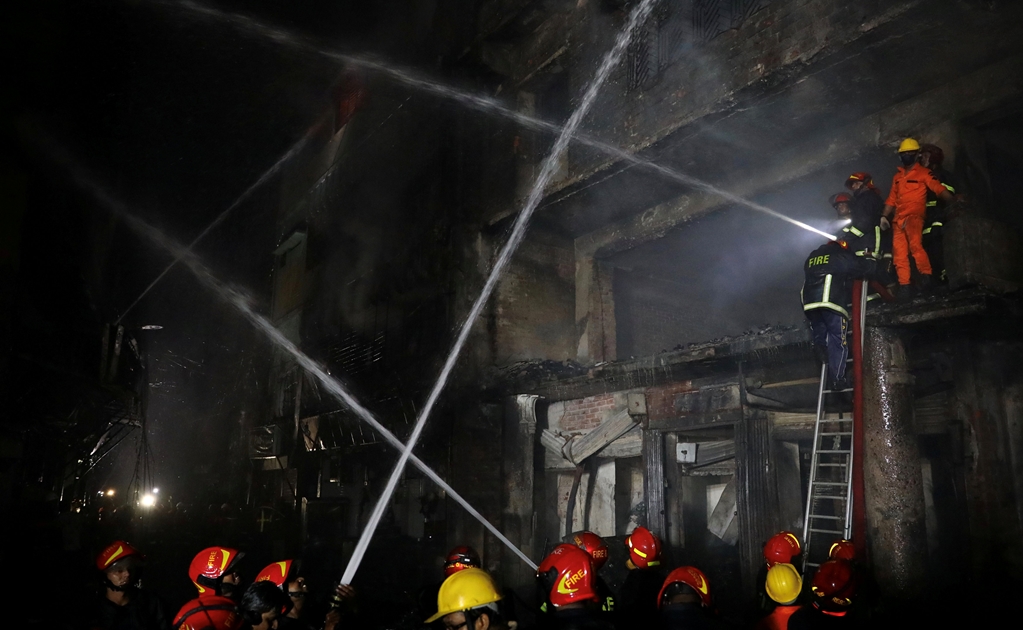 Suman 80 muertos tras incendio de edificio en Bangladesh