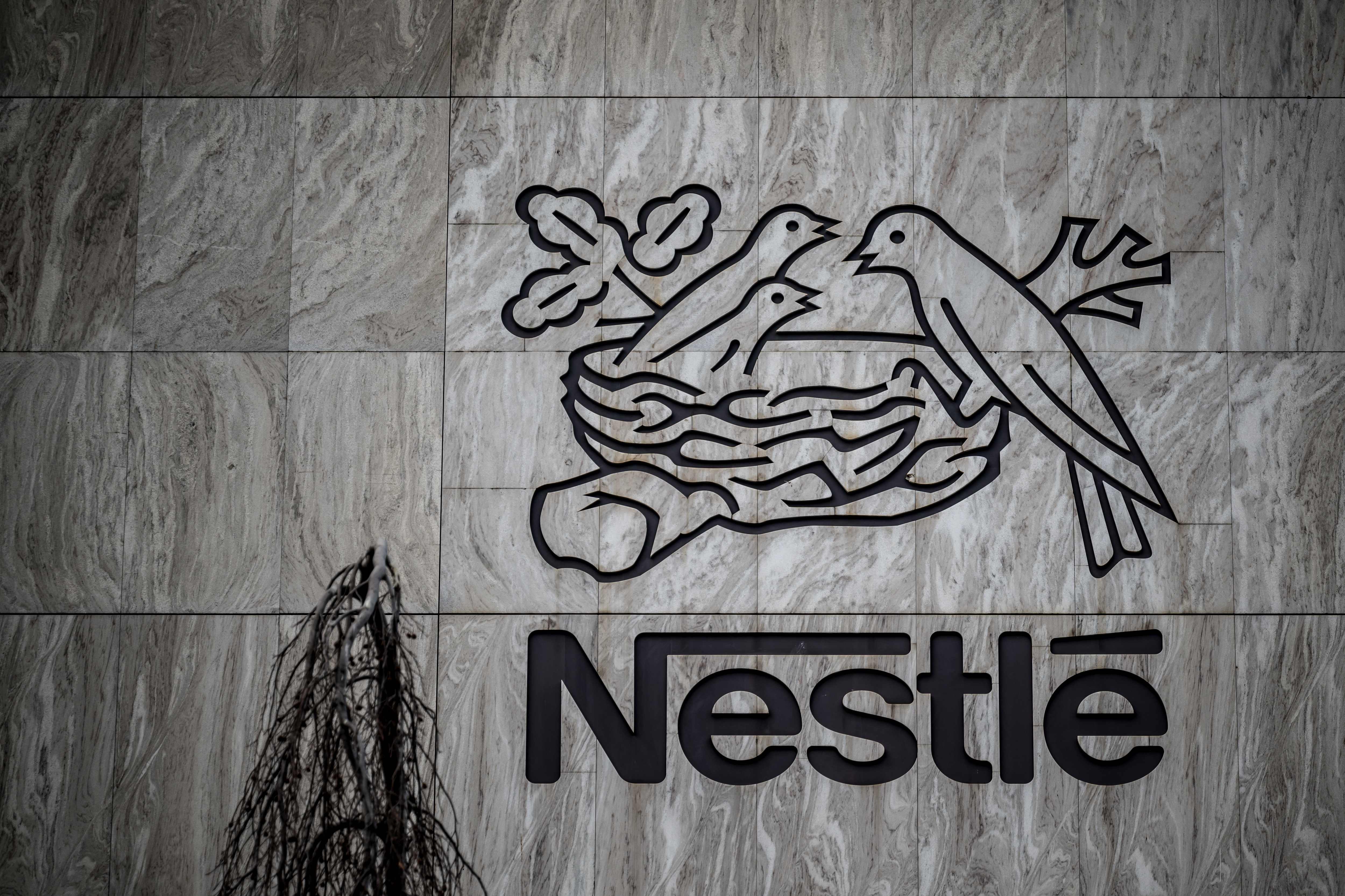 Acusan a Nestlé de usar más azúcar en estos productos para bebés en países en desarrollo