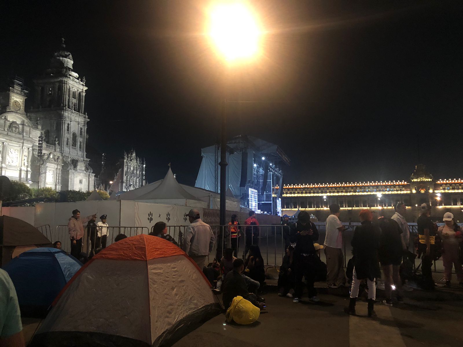 FOTOS. Fans de Rosalía acampan desde el jueves para concierto en el Zócalo