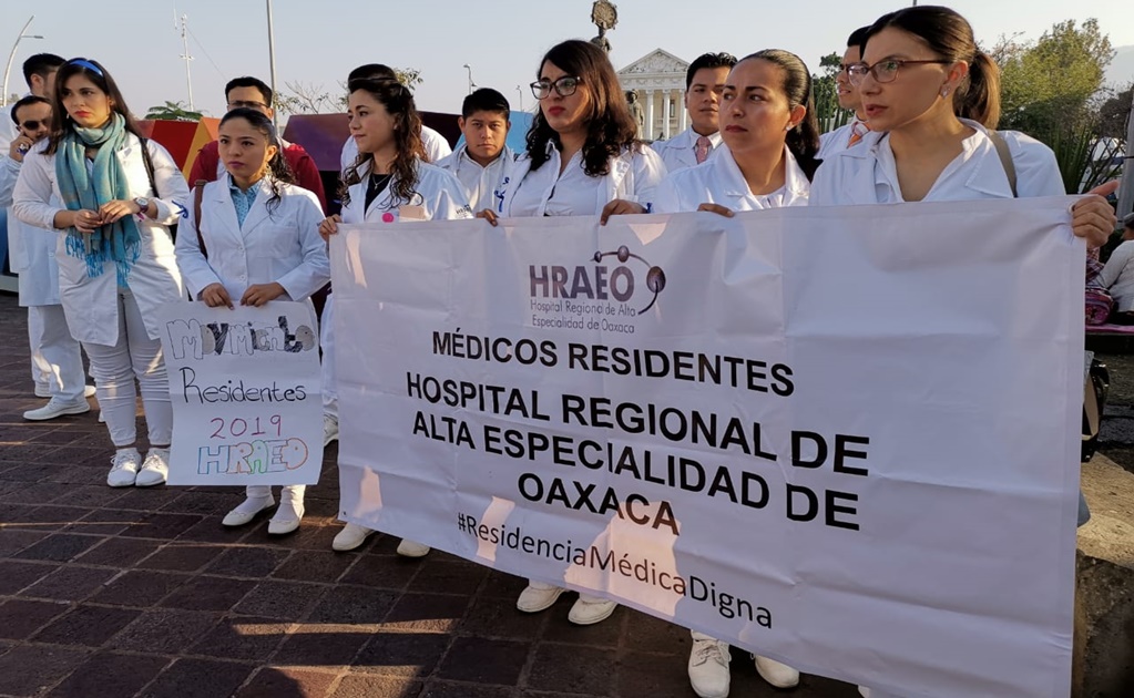 Médicos marchan para exigir garantías laborales e insumos en Oaxaca