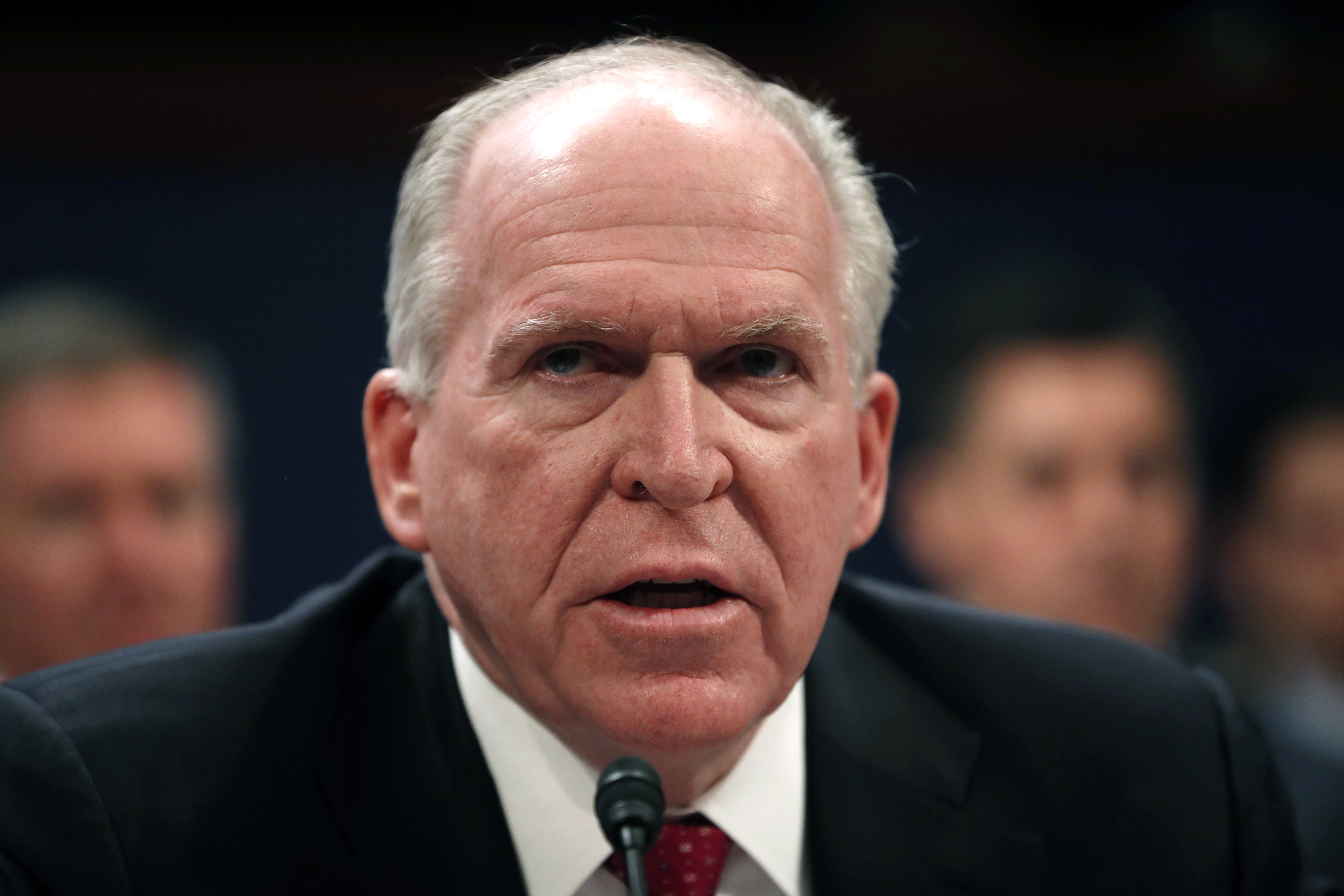Colusión del equipo de Trump con Rusia es innegable, acusa ex jefe de la CIA