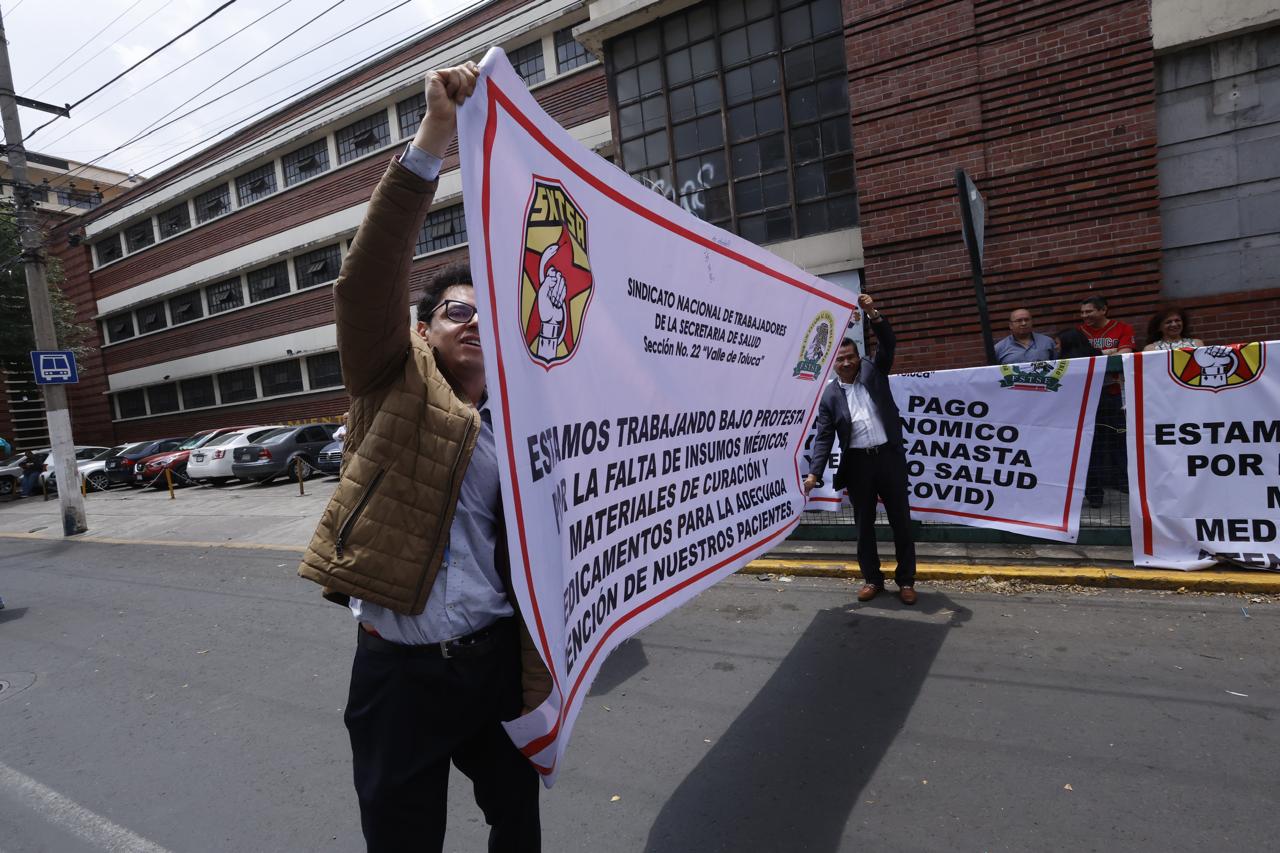 Médicos, enfermeras y personal de la salud, realizan bloqueos en el Valle de Toluca; exigen mejoras laborales