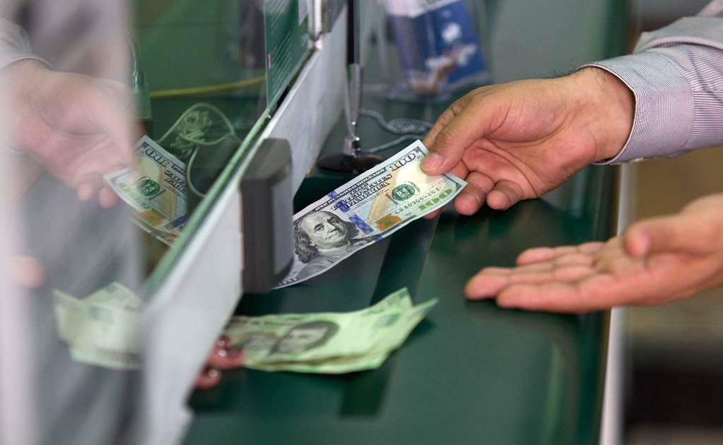 Precio del dólar este miércoles: moneda abre en 17.2 pesos al mayoreo