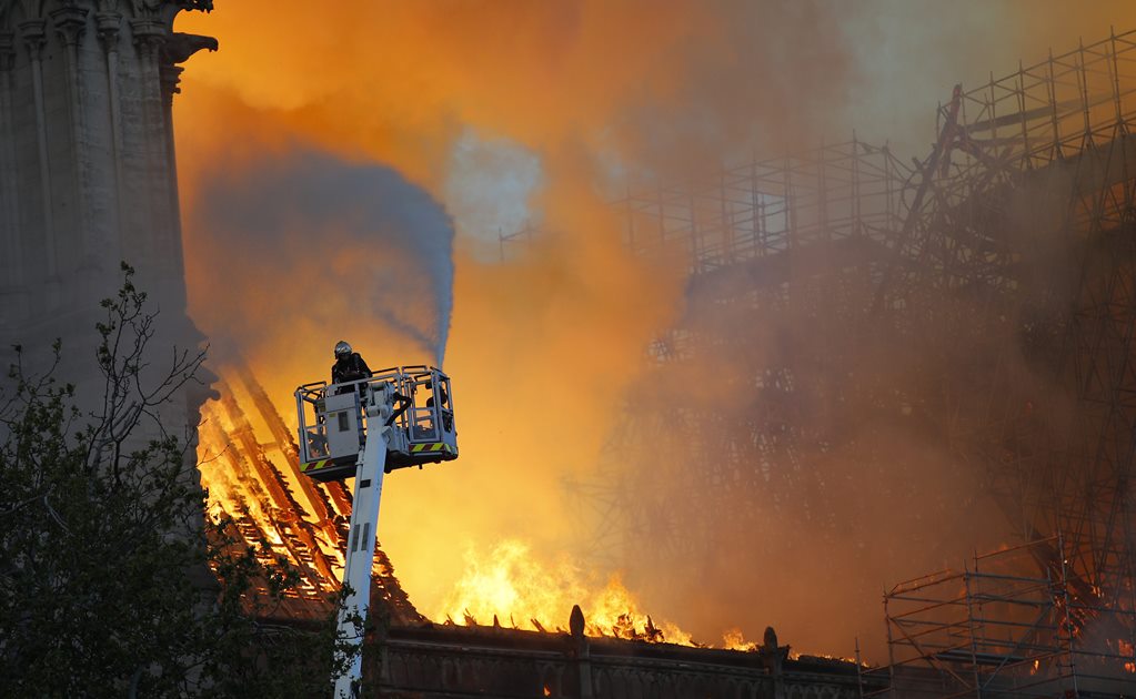 Bomberos en París dudan poder controlar el incendio en Notre Dame
